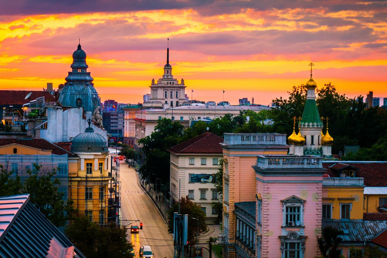 <h3 class="cms-H3-H3">Sofía, Bulgaria</h3>
<br>Numbeo indicó que la calidad de vida en la capital de Bulgaria es comparable a la de París, pero el costo de vida es mucho más barato en Sofía, con $1,000 por mes que son suficientes para su alojamiento y gastos de manutención.
<br>
<br>🌎Costos mensuales para una persona sin renta: $579.76 dólares
<br>🌎Costos mensuales estimados de una familia de cuatro sin renta: $2,034 dólares
<br>🌎 Índice de calidad de vida: 123.99 
<br> 
<br>