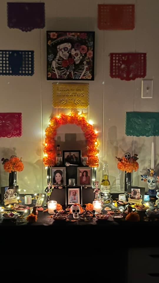 Con una corona de flores de cempasúchil y luces con catrinas así decoró Rosie Guerrero su altar de muertos.