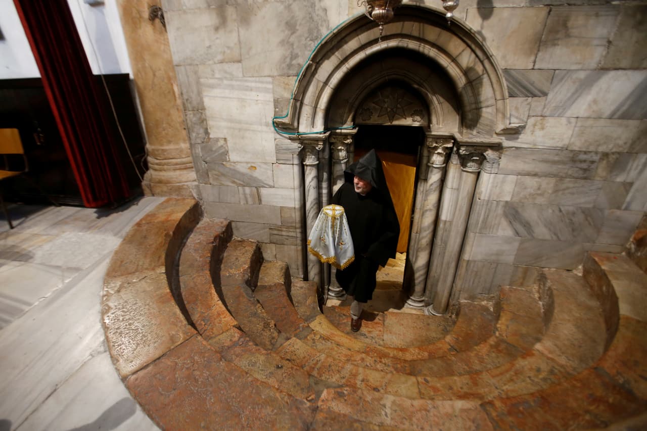 Un clérigo cristiano dentro de la iglesia. En el pasado, las autoridades del enclave organizaban grandes festividades por Navidad, algo que no ocurrre desde 2007. 
<br>