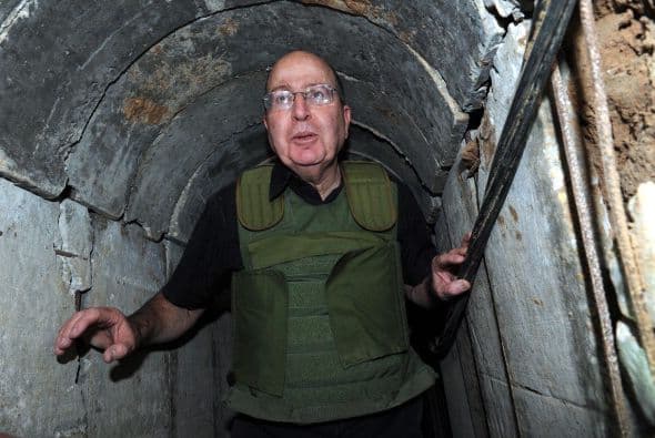 Los próximos pasos del movimiento islamista Hamás y de Israel son claves para detener la espiral de violencia que estalló el miércoles en la zona, en un aparente intento de la Yihad Islámica de arrastrar a ambas partes a un nuevo conflicto armado. "Israel considera a Hamás responsable de todo lo que ocurre (en Gaza): es el que ejerce la soberanía y el que debe responder por todo lo que ocurre", declaró un alto mando militar israelí en la zona, que reconoció que en los últimos meses no ve a milicianos de este grupo "participar en acciones terroristas". Para la Yihad Islámica, lanzar cohetes es "un medio excelente para avergonzar a Hamás, con el fin de demostrar que son ellos los que definen la agenda (política) en Gaza, mientras Hamás ha abandonado la yihad y la resistencia (armada) en busca del poder", escribe hoy el experto israelí en asuntos árabes y de Oriente Medio, Avi Isajarov. Organización mucho más pequeña, versátil e ideológica que Hamás, y sobre todo sin responsabilidades de gobierno, la Yihad trata de reavivar la lucha armada y "hace grandes esfuerzos para arrastrar (a ambas partes) a un nuevo conflicto", apelando en esta ocasión a la muerte de tres de sus hombres. Netanyahu debe decidir ahora "si quiere más violencia o seguir el toma y daca habitual con las milicias", subraya el académico.