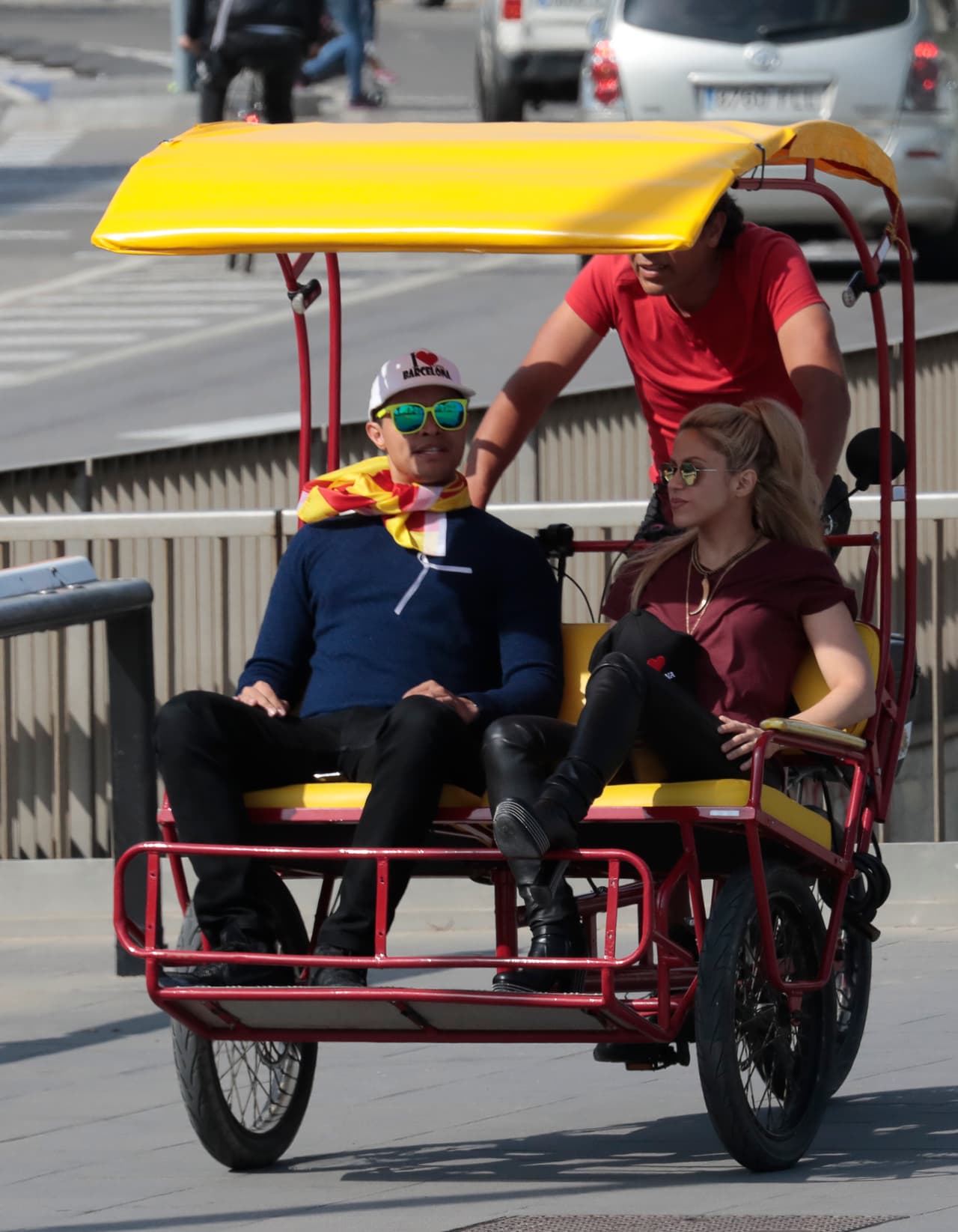 Shakira, con pantalones de cuero en la primera de Barcelona, y una gorra que dice "I love Barcelona".