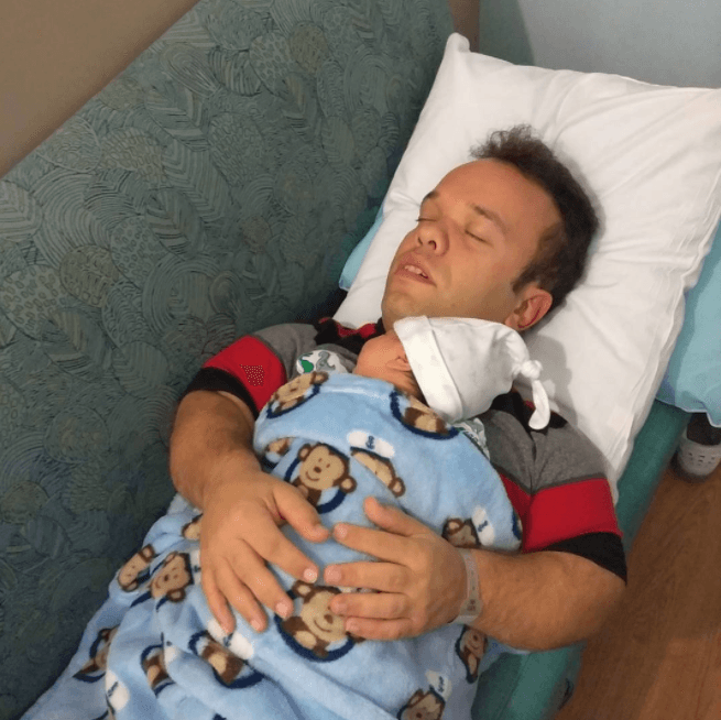 Carlitos 'El Productor' comentó en el segmento de 'Doctor Juan' en Despierta América que de inmediato dejaron a su hijo en el área de cuidados intensivos. También recordó que al siguiente día la situación del bebé se complicó porque estaba retiendo líquido en el pulmón.