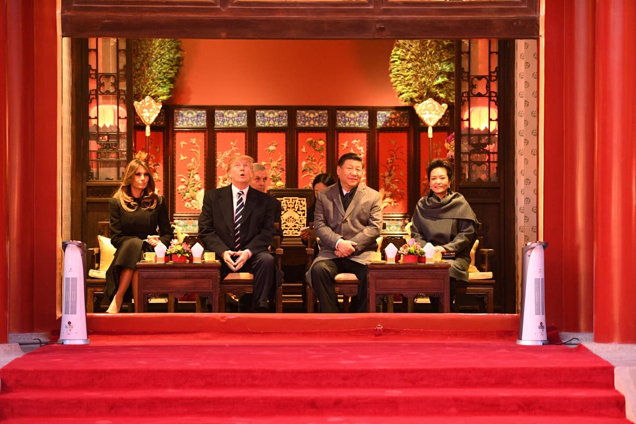 Trump y su esposa Melania hicieron un recorrido por la Ciudad Prohibida en Beijing, junto a los anfitriones Xi Jinping y su esposa Peng Liyuan. Uno de los puntos que ha señalado el estadounidense en su visita es que los gobiernos que lo antecedieron permitieron que la relación comercial con China fuera desequilibrada y desventajosa para los EEUU.
