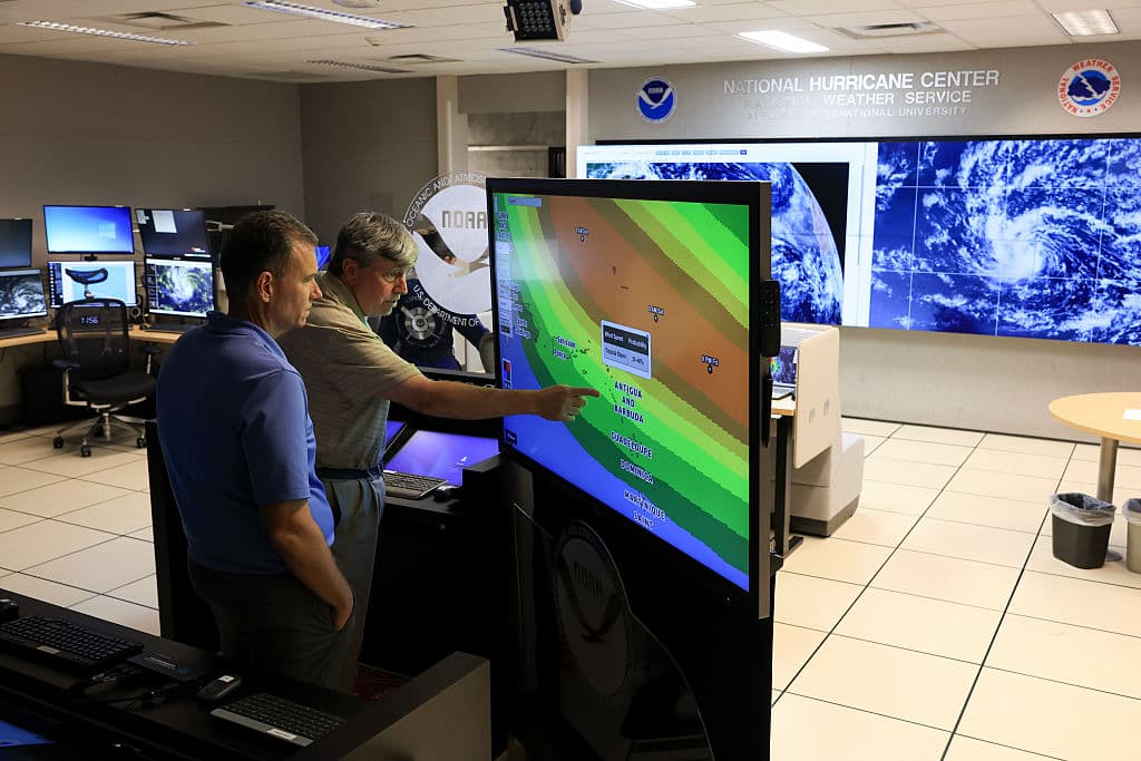 Jamie Rhome, director adjunto del Centro Nacional de Huracanes, y Jack Beven, Especialista Sénior en huracanes. Ambos vigilando la trayectoria de Erin.