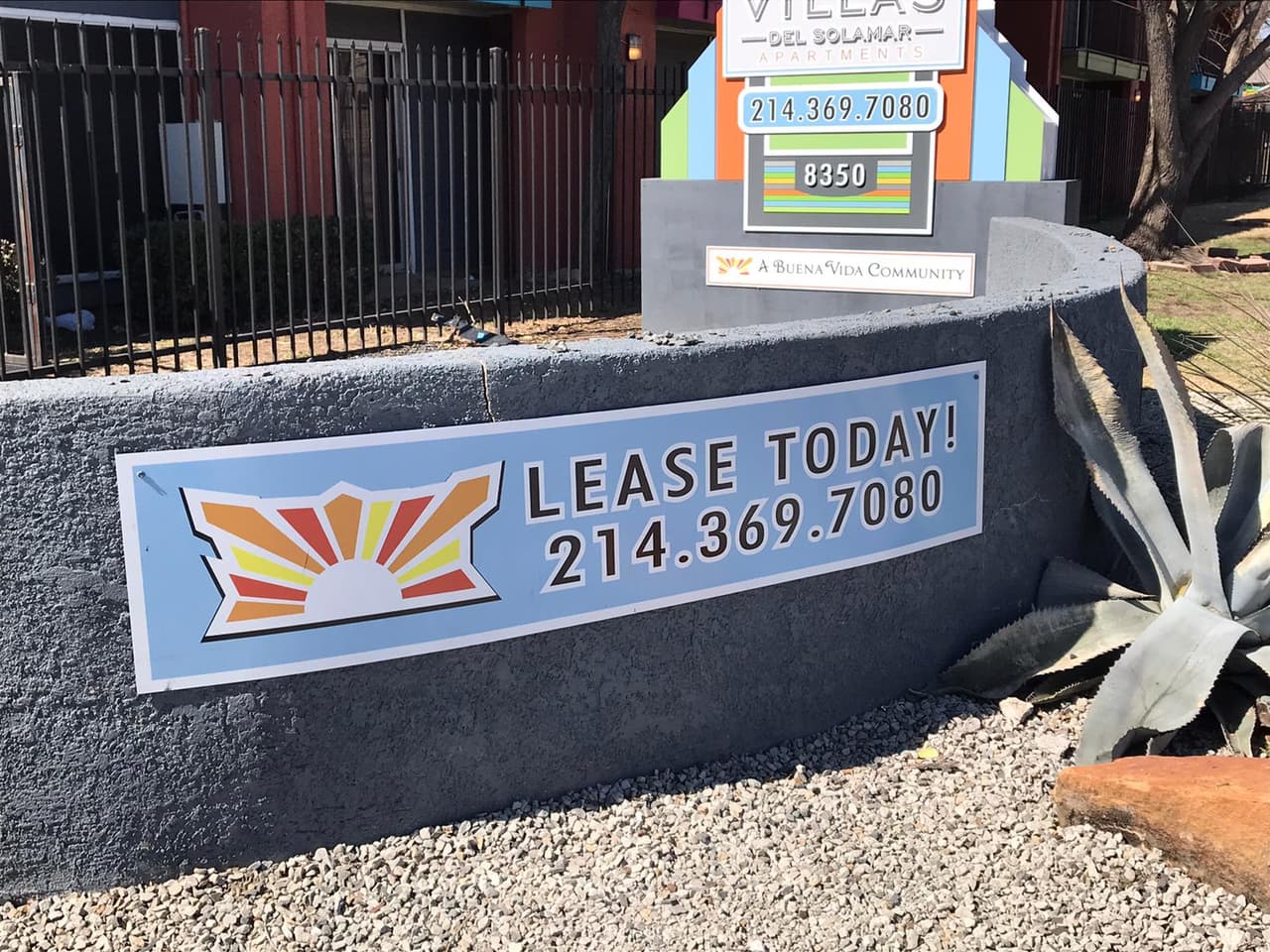 La organización sin fines de lucro "Loving All Peoples" repartieron galones de agua en el complejo de apartamentos