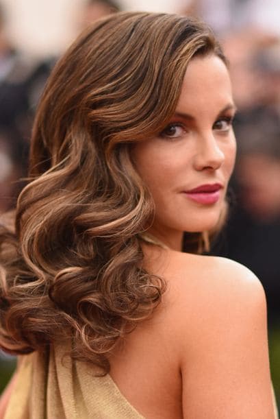 Con suaves ondas, queda súper glamoroso con este ‘hairdo’.