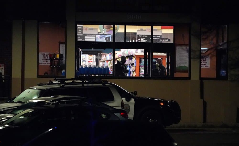 Dos testigos 
<a href="https://www.denverpost.com/2021/03/22/police-active-shooter-shooting-king-soopers-boulder/" target="_blank">narraron al <i>Denver Post</i></a> que el atacante no dijo palabra antes de abrir fuego. "Soltó un par de tiros, continuaba en silencio, y luego disparó dos veces más". 
<br>