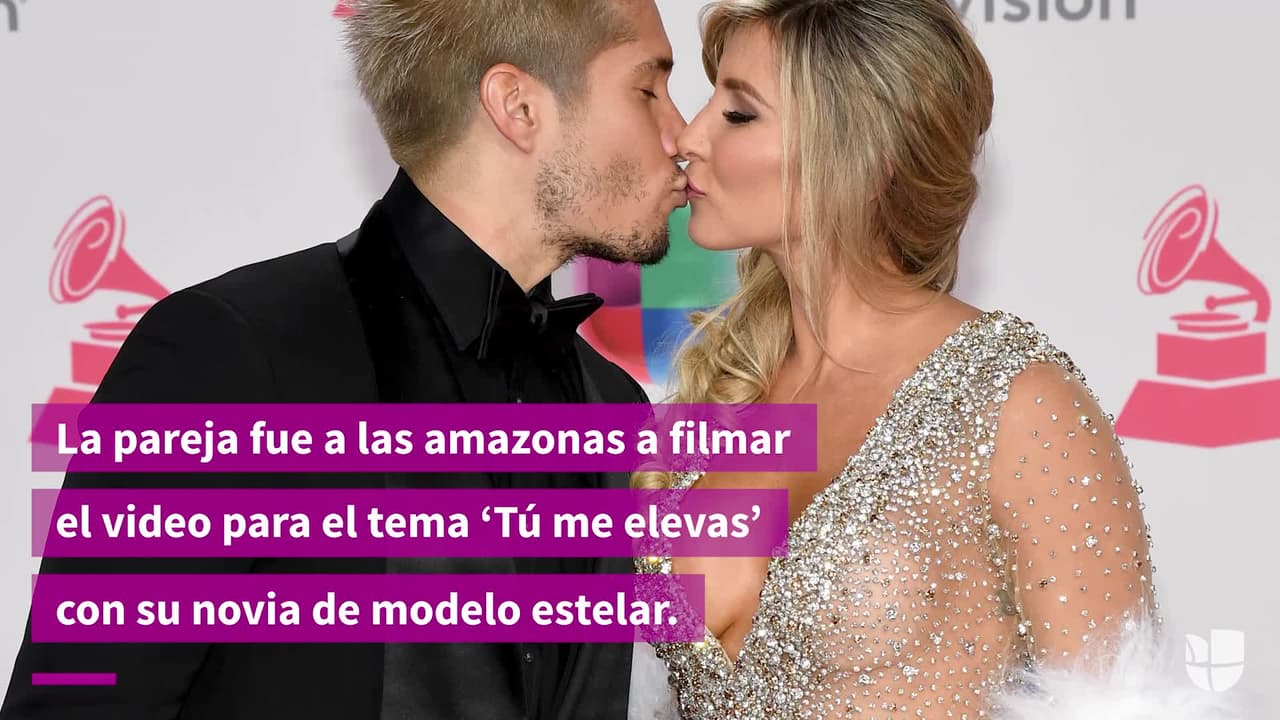 Tras dos años de noviazgo, el cantante 
<b>le propuso matrimonio de manera espectacular</b> el 9 de abril de 2017, pero lo compartieron hasta el 22 de agosto del mismo año.
<br>