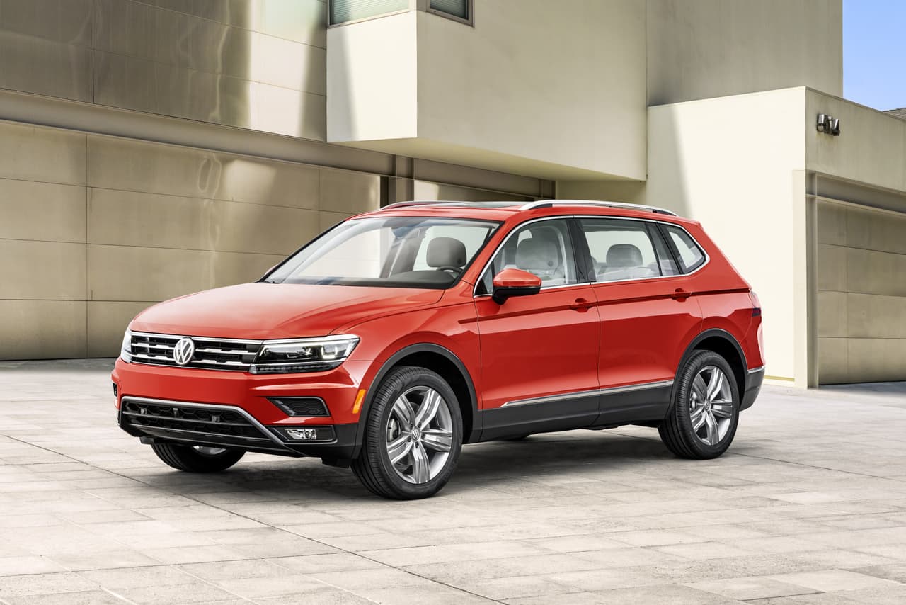 <b>Volkswagen Tiguan</b>: La Volkwagen Tiguan es otro de los portentos de versatilidad en esta lista. Con un enorme espacio interior la Tiguan es capaz de albergar perros de mucho más tamaño de lo que su apariencia sugiere y su próxima versión de base extendida (en la imagen) que llegará a finales de 2017 no hará sino aumentar su idoneidad para el transporte canino.
<br>