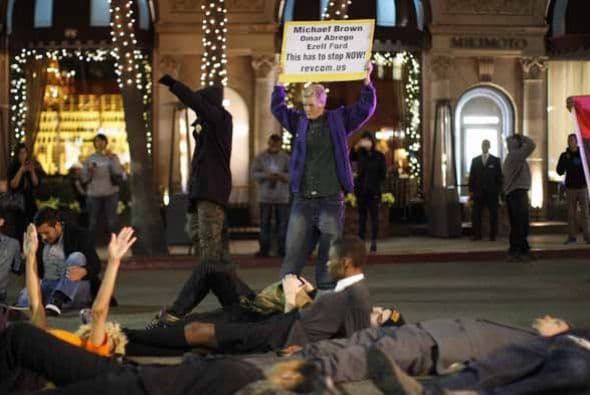 4 DE SEPTIEMBRE: El Departamento de Justicia anuncia el inicio de una investigación sobre la actuación de la Policía de Ferguson en la represión de las protestas pacíficas. 25 DE SEPTIEMBRE: El jefe de la Policía de Ferguson pide perdón a los padres de Brown por la muerte de su hijo. 21 DE OCTUBRE: El gobernador de Missouri crea una comisión especial para analizar las condiciones socioeconómicas de Ferguson. La prensa local revela que la autopsia realizada por los forenses de Saint Louis sugiere que Brown recibió seis disparos y uno a corta distancia. Con la información de Univision.com