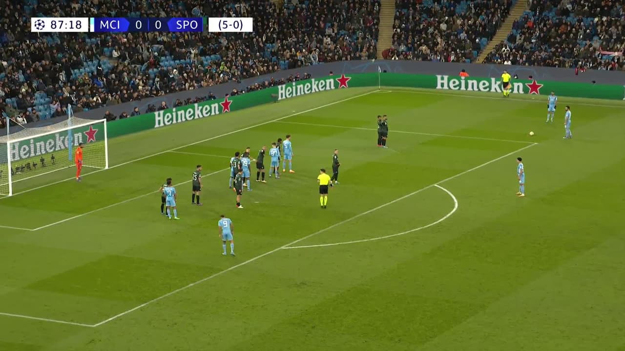 ¡TIRO ATAJADO! disparo por Riyad Mahrez.