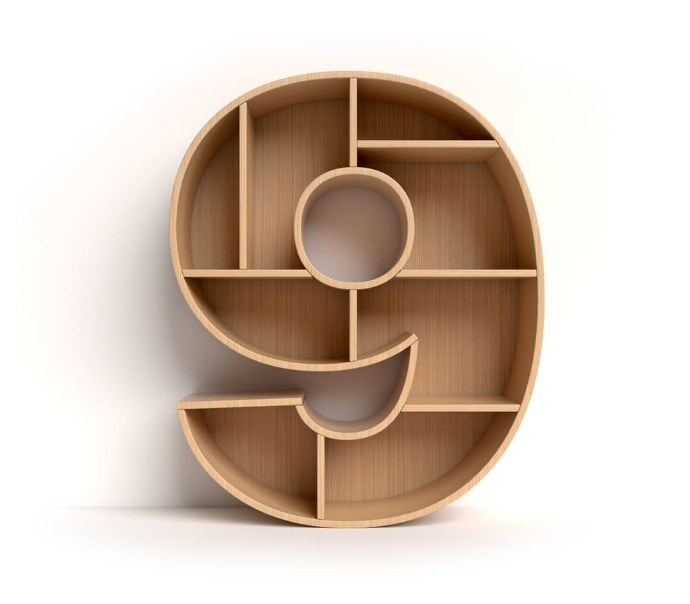 Lo que indica el 9 es un resumen, una transformación o renovación, principalmente de actitud puesto que si algo no estaba saliendo bien en tu vida, al llegar al 9 miras hacia atrás, revisas tu actuación y tomas las medidas concretas para que en el nuevo ciclo que comienza después pongas en práctica las experiencias vividas y sea mejor que el anterior.