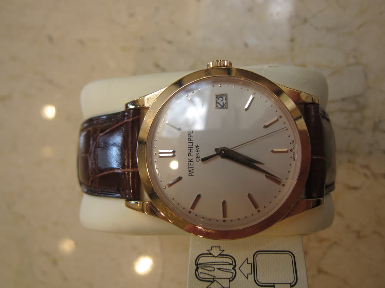 Los ladrones cargaron con varios relojes marca Patek Philippe.