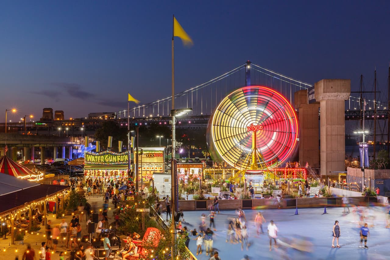 <b><a href="https://www.delawareriverwaterfront.com/places/blue-cross-riverrink-winterfest" target="_blank">Blue Cross RiverRink Winterfest (Hasta el 6 de marzo)</a></b>: El país de las maravillas invernal ofrece a los visitantes la oportunidad de patinar en la pista de hielo al aire libre más grande de la ciudad, acomodarse en una de las cabañas cálidas y estaciones de fogatas y contemplar las luces centelleantes y el árbol navideño, todo ello con vistas al río Delaware.