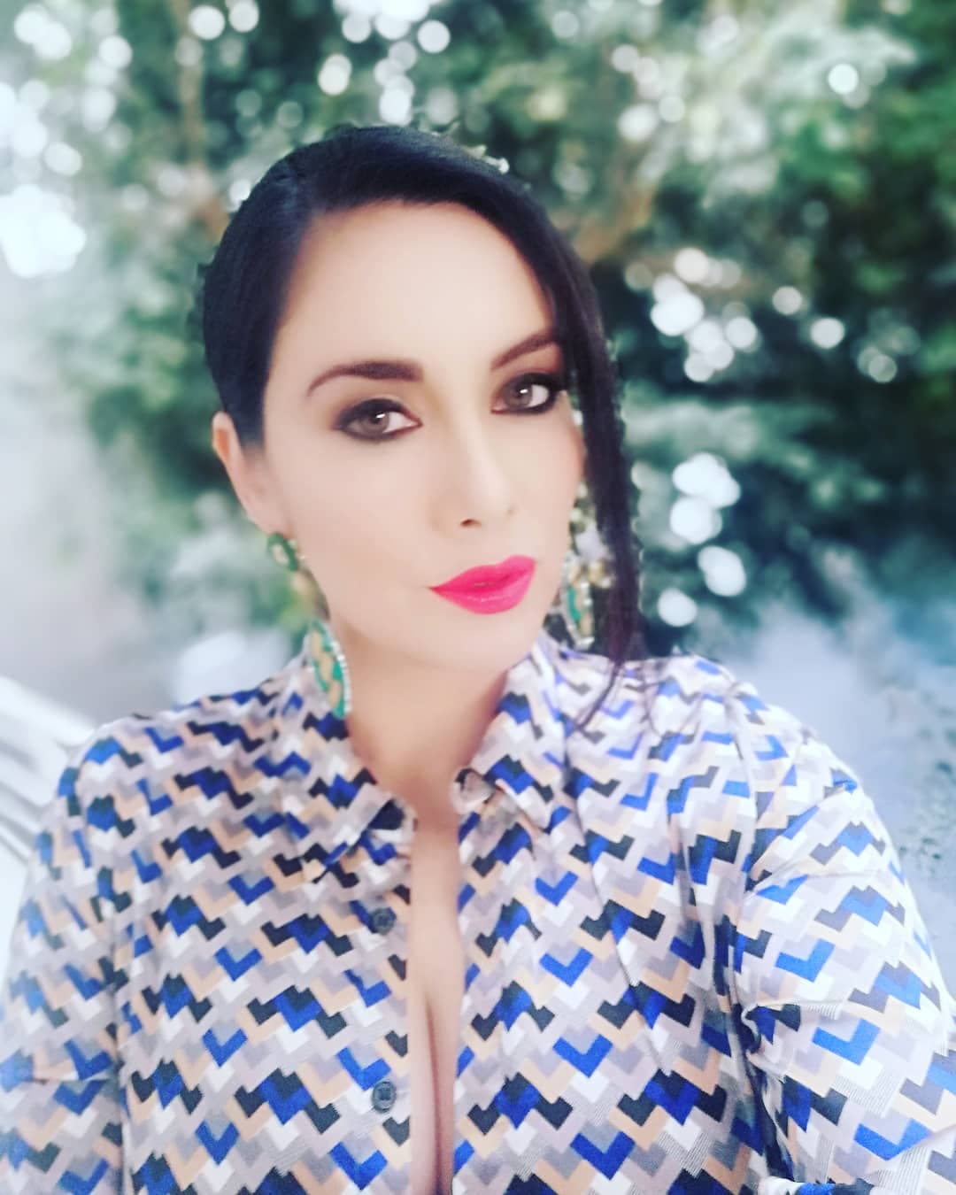 “Estoy muy enojada, muy molesta, porque no hay medidas de control y esta pandemia se va a controlar solo con las empresas socialmente responsables que están haciendo lo que se debió haber hecho desde el principio: decirles; quédate en tu casa, decirles a los extranjeros no entren y a nosotros no salgan”.