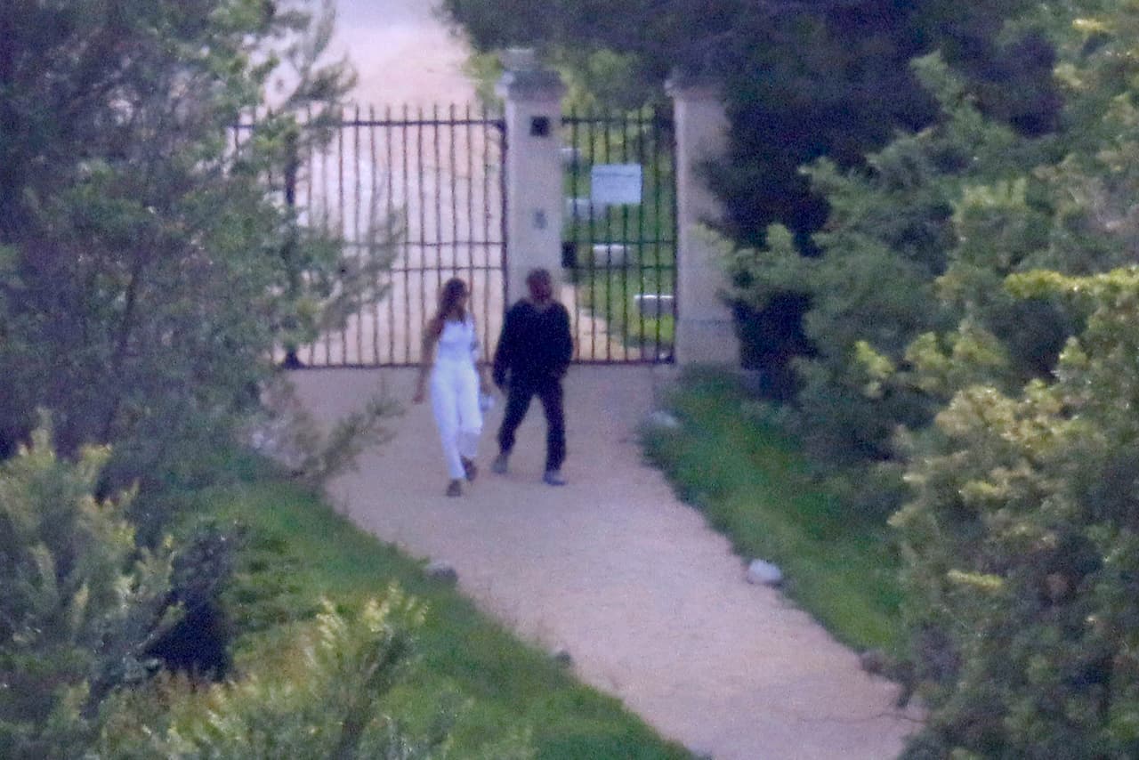 Además, él la eligió para aparecer en el video de 'Power' en 2010, en el cual la modelo interpretó a un ángel.
<br>