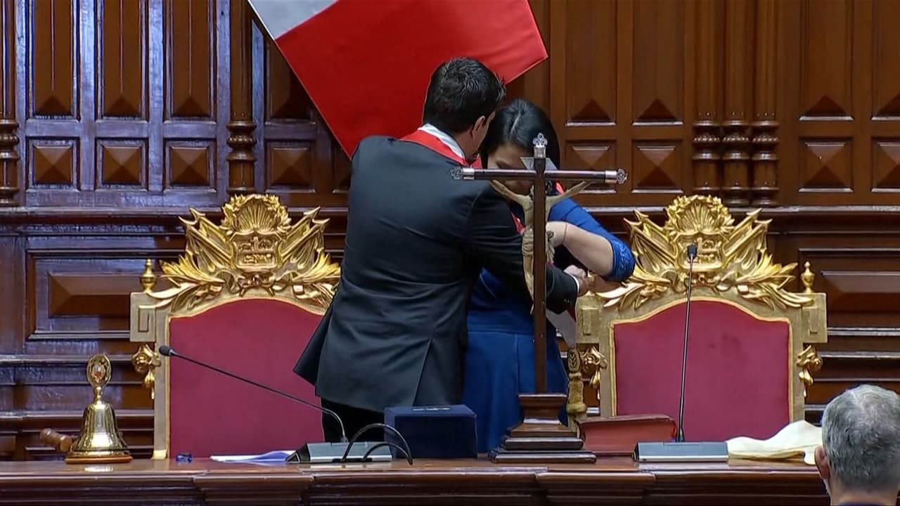 Momento exacto en que Keiko Fujimori recibe la banda presidencial en Perú