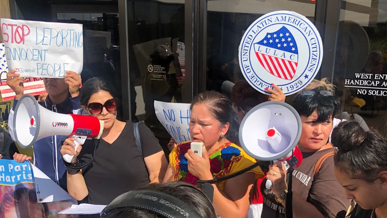 Protestan contra Koch Foods en Illinois por supuestamente cooperar con ICE