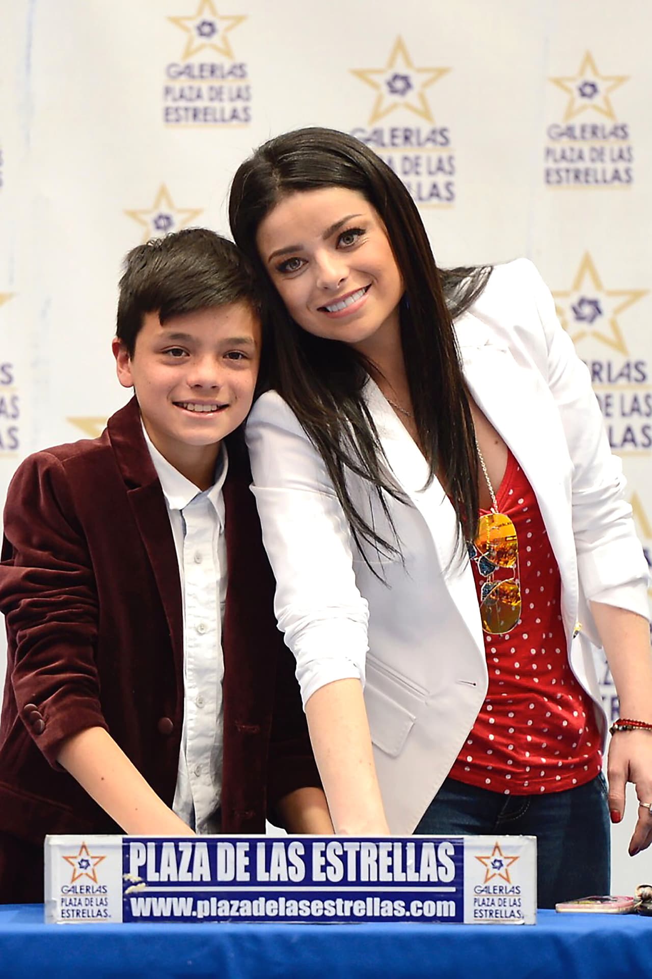 <b><a href="http://www.univision.com/temas/violeta-isfel">Violeta Isfel</a> </b>es otra de las actrices que se realizó como madre a temprana edad, ya que con 18 años de edad tuvo a 
<b>Omar Alexis</b>.