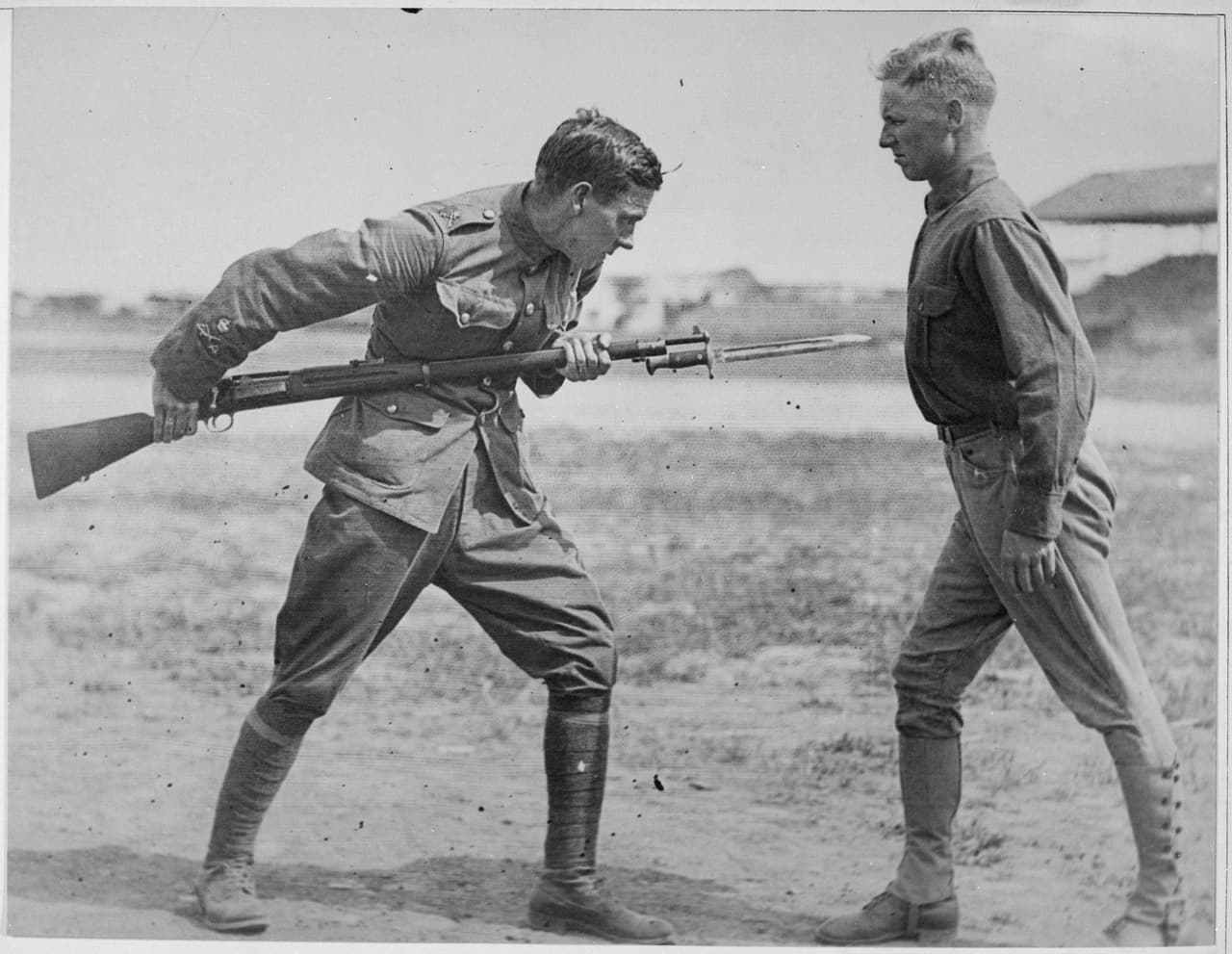 <b>Preparación en todos los campos.</b> Una instrucción en la lucha con bayoneta por un sargento mayor inglés en Camp Dick, Texas. El 19 de enero de 1917, una comunicación cifrada enviada por el ministro de relaciones exteriores de Alemania Arthur Zimmermann a su embajador en Ciudad de México
<a href="https://en.wikipedia.org/wiki/Heinrich_von_Eckardt"><u>Heinrich von Eckardt</u></a>, instruía al diplomático que convenciera al gobierno de Venustiano Carranza de atacar a su vecino del norte con la promesa de que le ayudarían a recuperar territorios perdidos el siglo anterior en la guerra con EEUU.