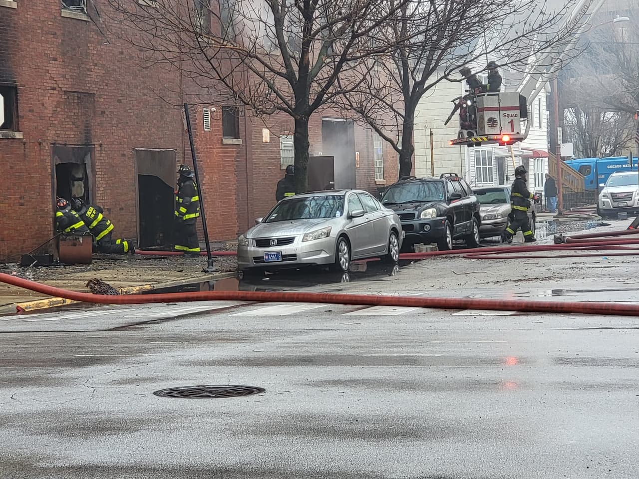 Los Bomberos indagan las causas del incendio. En tanto, la Cruz Roja se alista para asistir a las personas dealojadas.