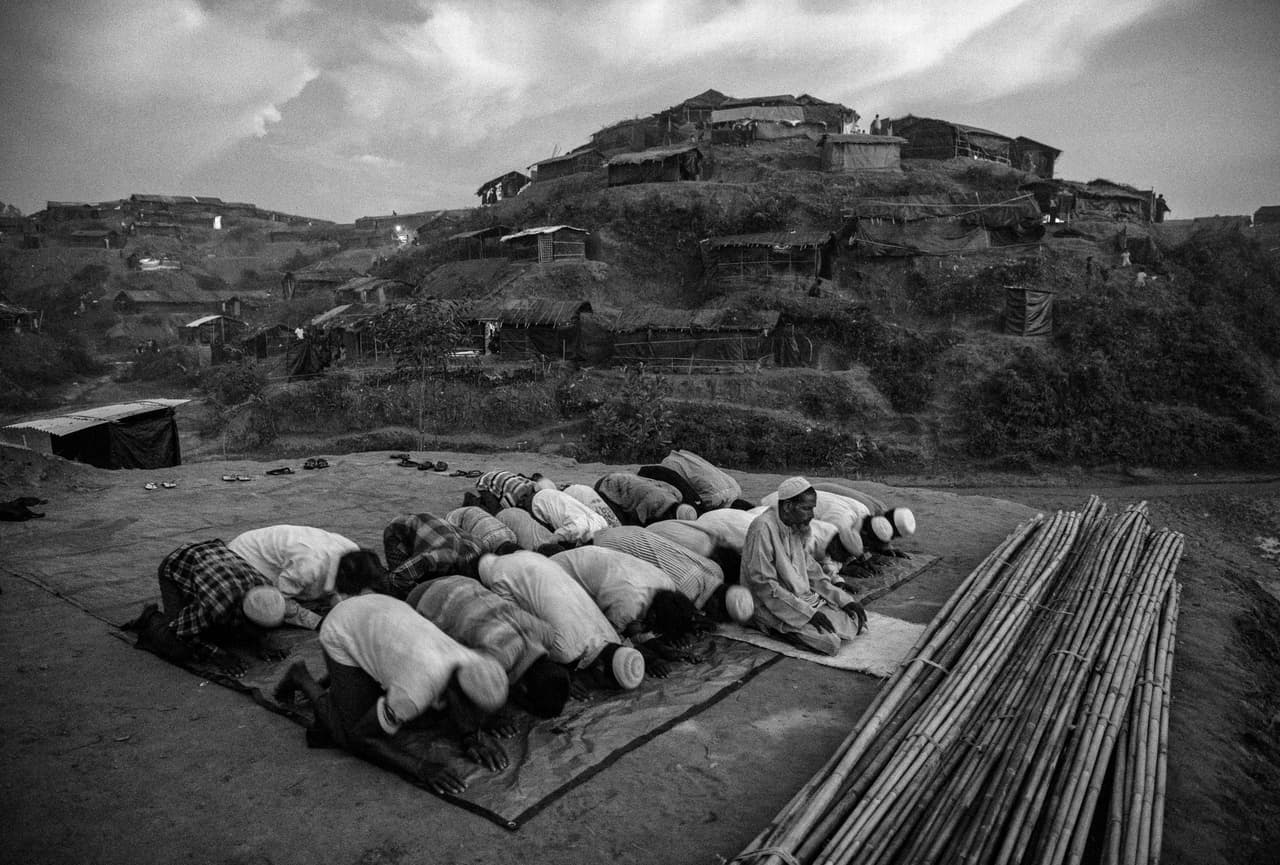 Un grupo de refugiados rohingya rezan en el sitio donde están construyendo una nueva mezquita, en el extenso campamento de refugiados de Balukali en Cox's Bazar, Bangladesh. En 2016, una insurgencia rohingya armada atacó puestos fronterizos y mataron decenas de policías. Myanmar respondió lanzando operaciones contra los militantes en las que se hicieron ejecuciones extrajudiciales, violaciones a mujeres, incendios de casas y expulsiones forzadas.