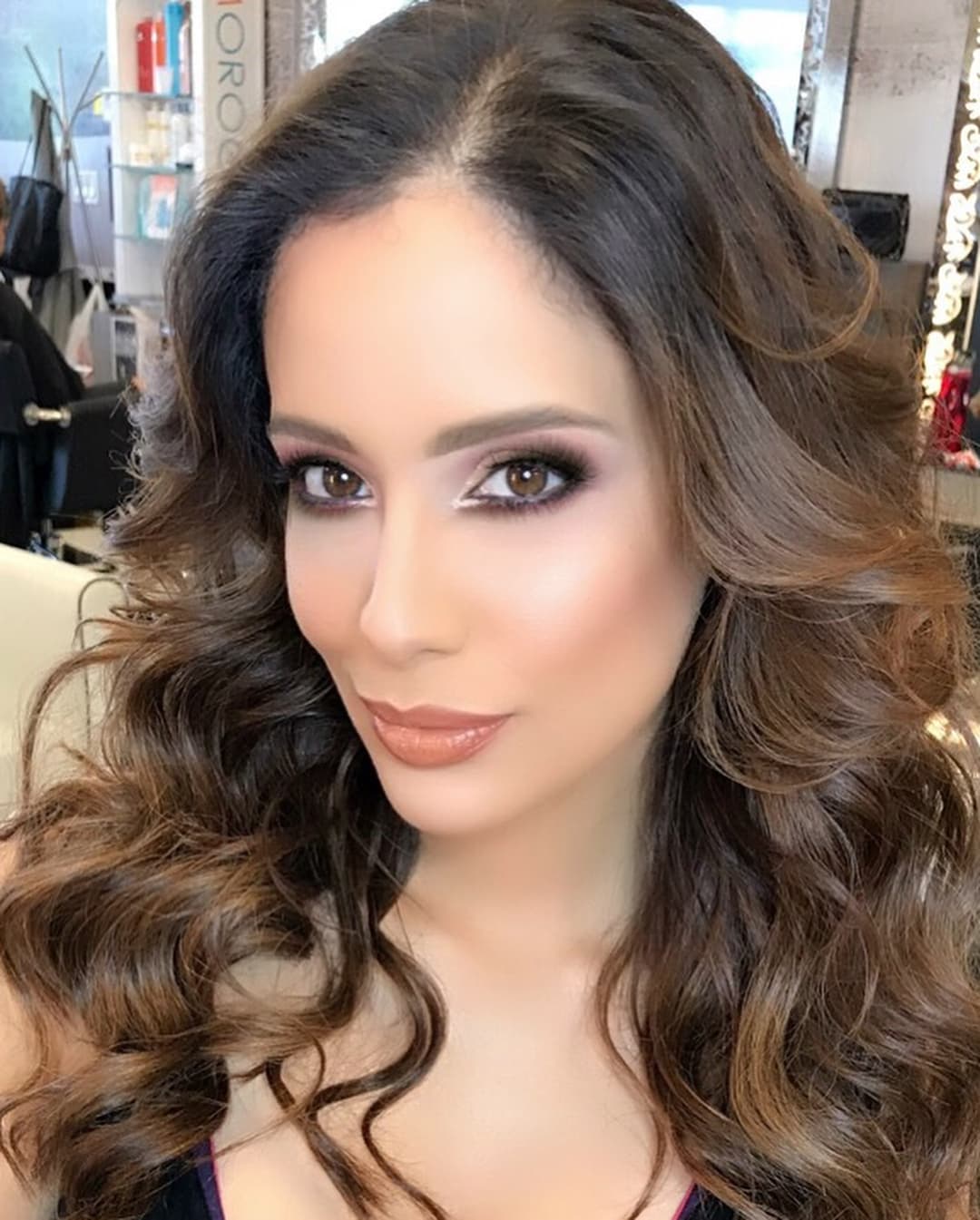 Pero no siempre fue morena completamente, aquí la vemos con un castaño claro que le queda muy natural.