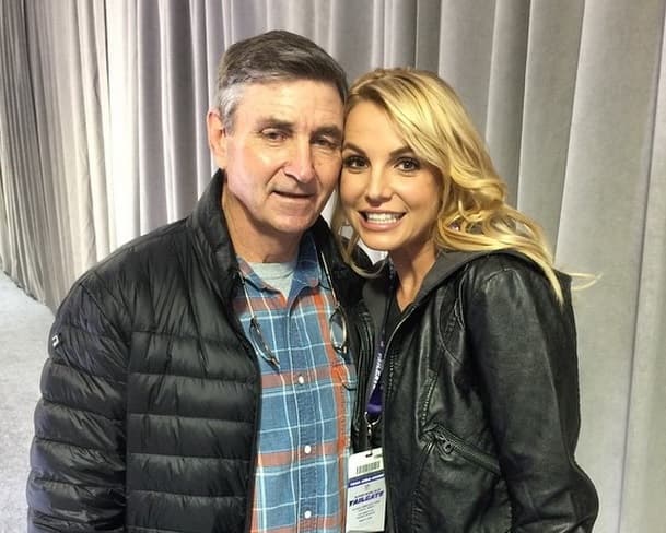 El portal estadounidense reporta que
<b>Jamie Spears no tiene el poder</b>, bajo su tutela, de obligar a la cantante de 37 años a entrar a un centro de salud mental en contra de su voluntad.