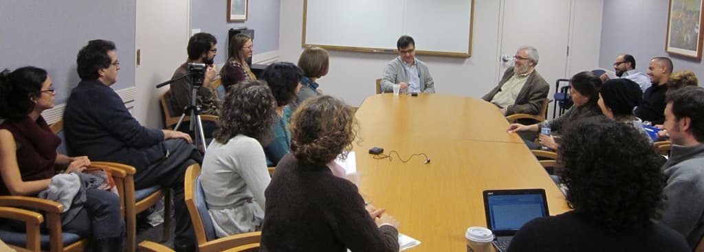 El escritor español Javier Cercas en conversación con la facultad y estudiantes de posgrado del departamento de estudios hispanos.