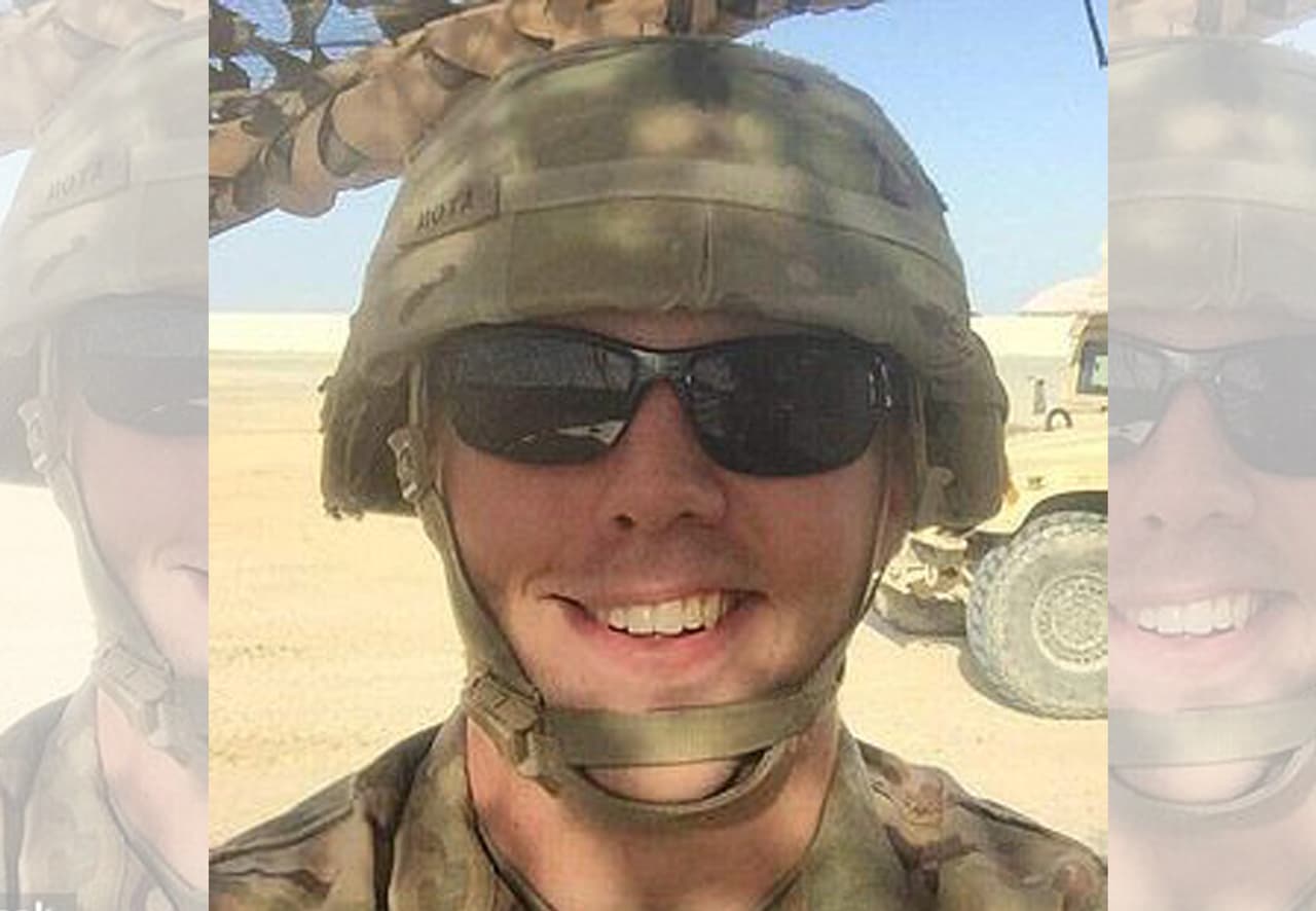 <b><a href="https://www.univision.com/local/austin-kakw/reportan-otro-soldado-de-la-base-fort-hood-muerto-esta-vez-en-un-accidente-vial">Cole Jakob Aton</a></b>
<a href="https://www.univision.com/local/austin-kakw/reportan-otro-soldado-de-la-base-fort-hood-muerto-esta-vez-en-un-accidente-vial"> </a>
<br>El soldado murió el 12 de agosto a causa de las lesiones sufridas mientras brindaba asistencia en la escena de un accidente en Killeen, Texas.