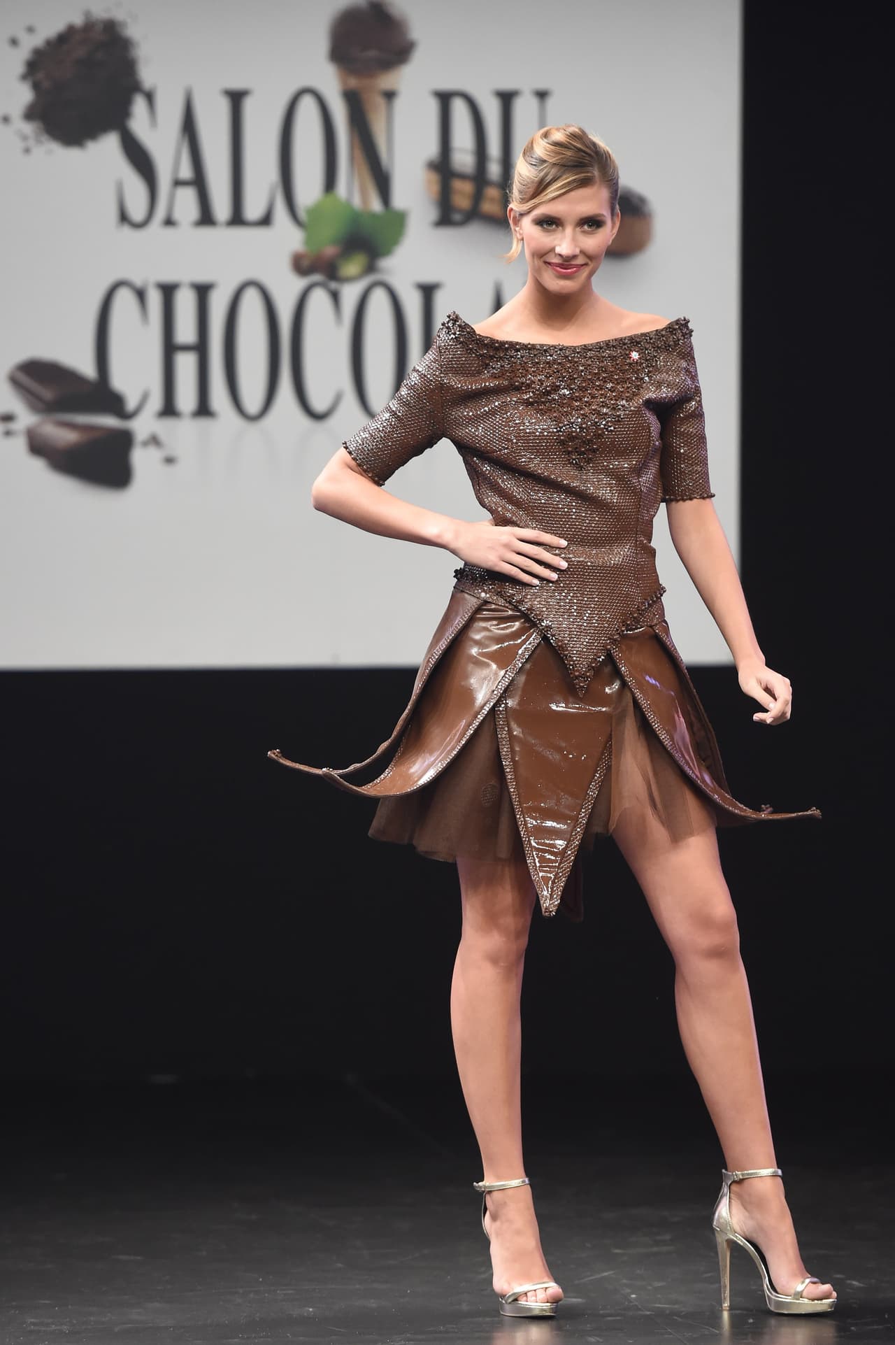 Esto sucedió en el ‘15th World Chocolate Fair’ en Paris' que cada año cada año inaugura el ‘The Salon du Chocolat’ con un tradicional desfile de vestidos hechos de chocolate.