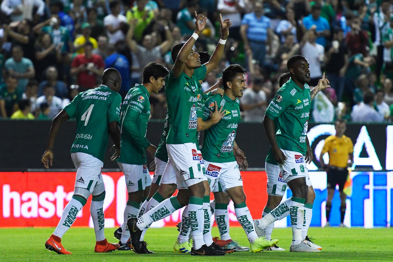 León recupera la cima de la Liga MX tras superar con marcador de ... a los Tiburones Rojos de Veracruz, club que ya descendió.