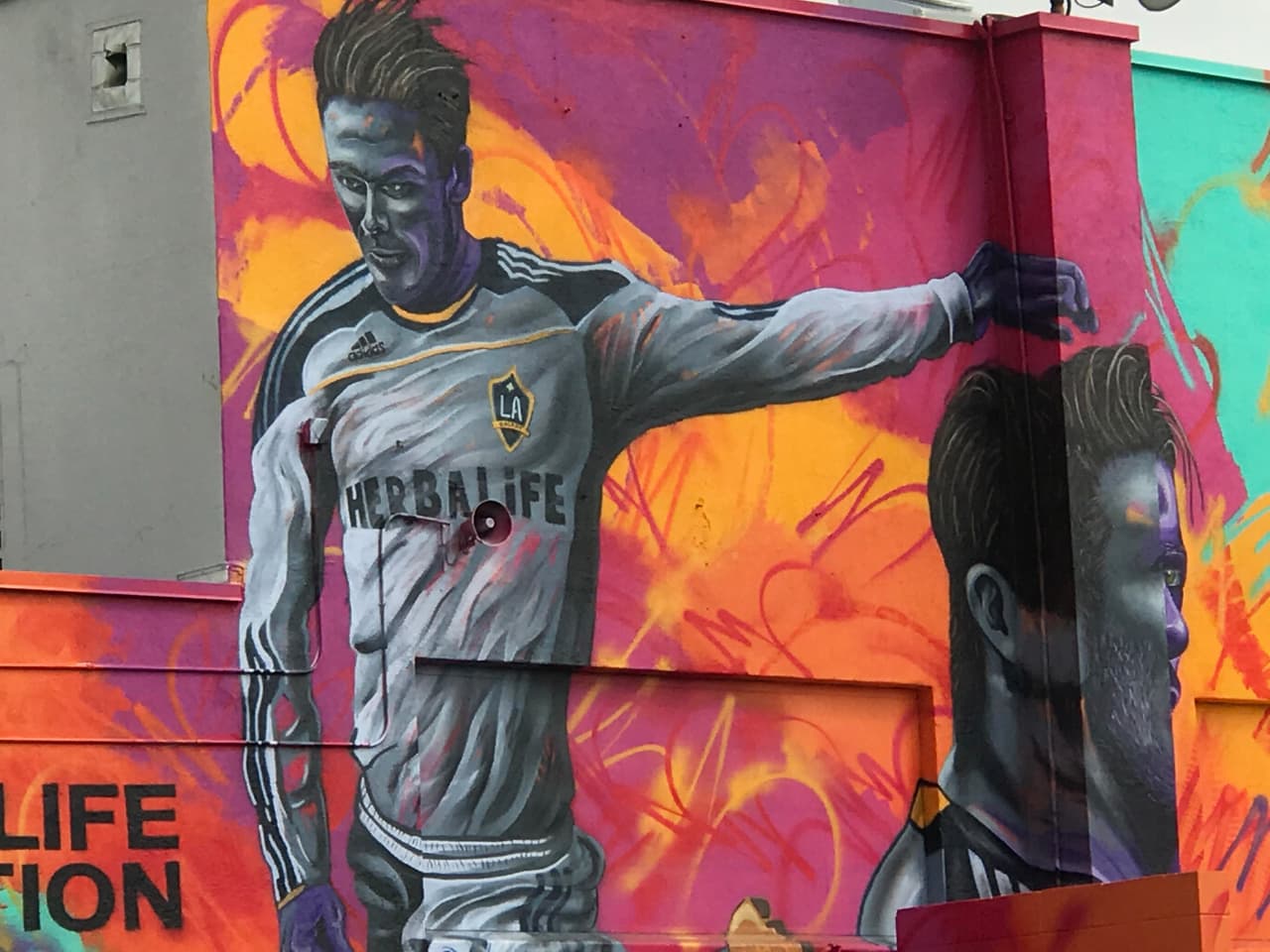 La cual lleva el nombre del ex jugador de fútbol, David Beckham, en honor al impacto que tuvo tanto en la ciudad de Los Ángeles como en el deporte.