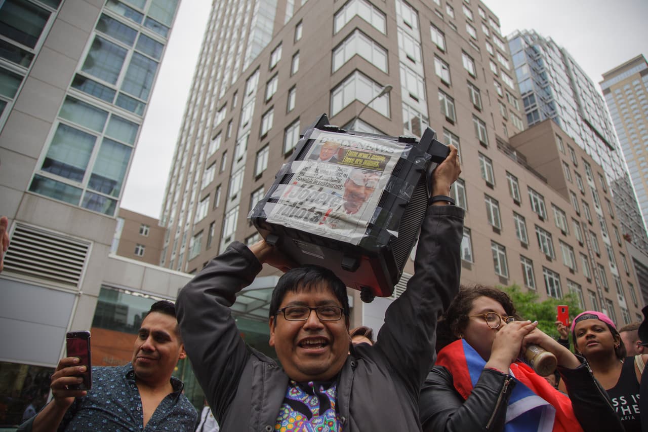 Uno de los asistentes acudió con la portada del Daily News que abrió con un mensaje para el abogado en español: "Jódete, idiota".