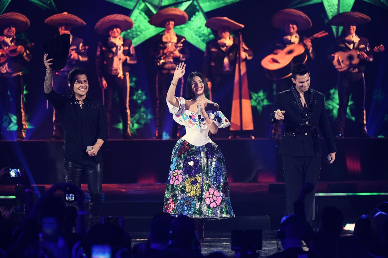 Christian Nodal, Angela Aguilar y Pipe Bueno, fueron los encargados de realizar un homenaje a la música mexicana.