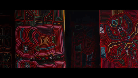 Desde el inicio tiene momentos espectaculares, como la aparición sorpresa del millonario Gianluca Vacchi, con sus ya famosos pasos de baile.