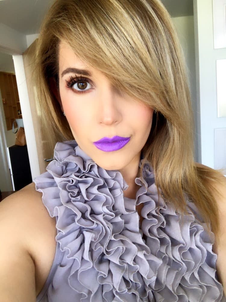 Si quieres conseguir un 'look' más alternativo, un color lila es la solución para resaltar atuendos del mismo color.