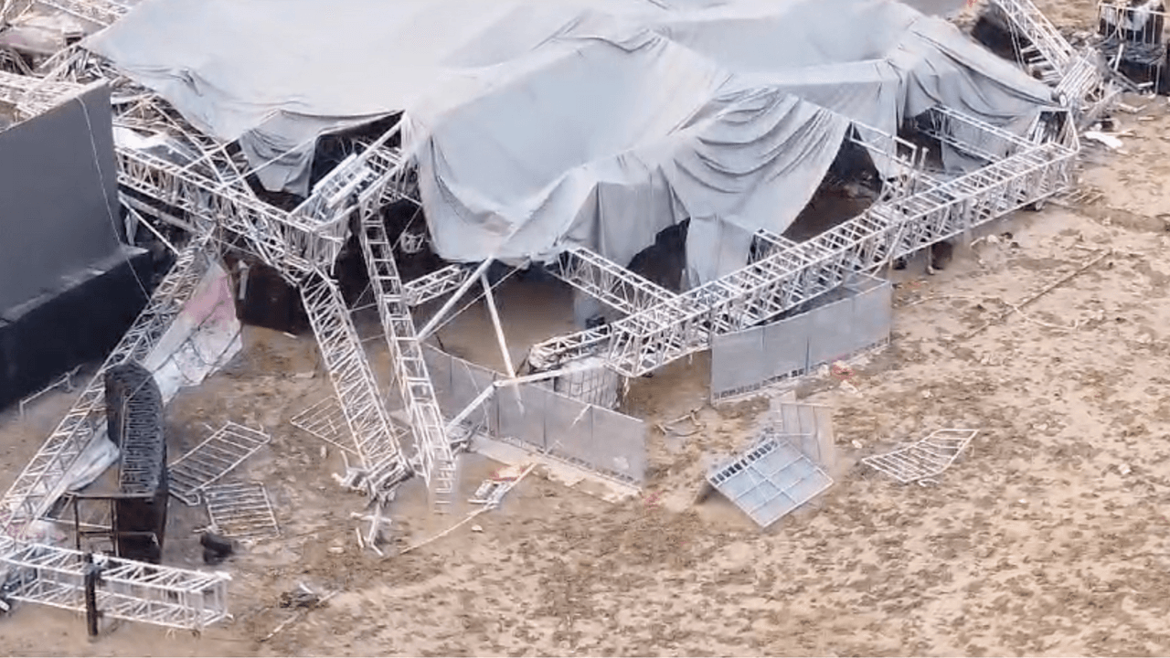 Imágenes de dron captaron el daño del escenario, que
<b>se vino abajo mientras asistentes estaban en el público y mientras candidatos políticos mexicanos estaban arriba</b>, incluyendo Jorge Álvarez Maynez, que va por la presidencia.