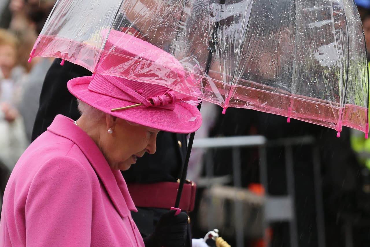 El detalle fashionista es que cada uno de estos paraguas tiene una franja de color en la orilla y el mango que combina perfectamente con su outfit del día.
<br>