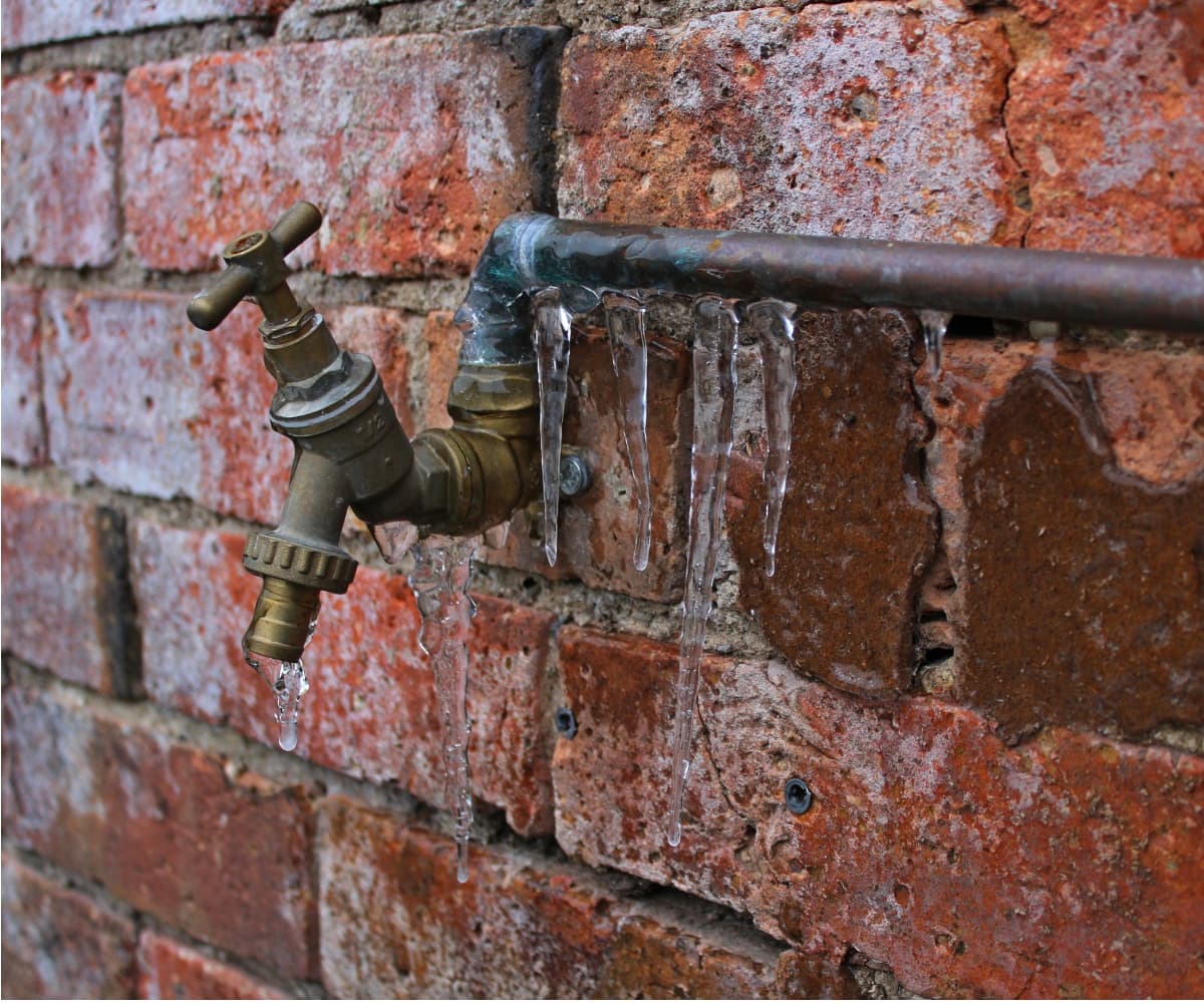 Una secadora del cabello también funciona. Además recomiendan que dejen abierta las puertas en donde hay grifos de agua, esto ayuda que el aire caliente no permita que se congelen.