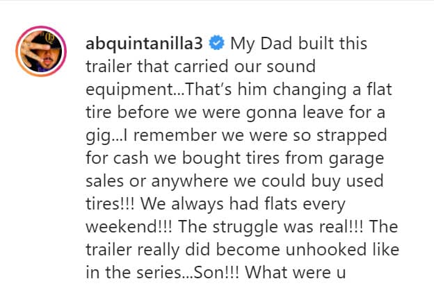 "Mi papá construyó este tráiler que llevaba nuestro equipo de sonido... Ese es él cambiando una llanta pinchada antes de irnos a un concierto... Recuerdo que estábamos tan escasos de efectivo que 
<b><a href="https://www.instagram.com/p/CIwwQqqDM1n/" target="_blank">compramos llantas en ventas de garaje </a></b>o en cualquier lugar donde pudiéramos comprar ¡llantas usadas!", escribió sin dejar de mencionar que ese vehículo realmente se descompuso como se mostró en la serie. "La lucha fue real", agregó. 
<br>