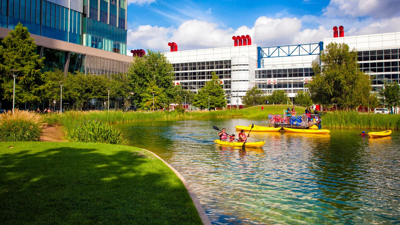 En Discovery Green hay varias actividades para divertirse como en el lago Kinder Lake donde puedes pasear en una canoa.