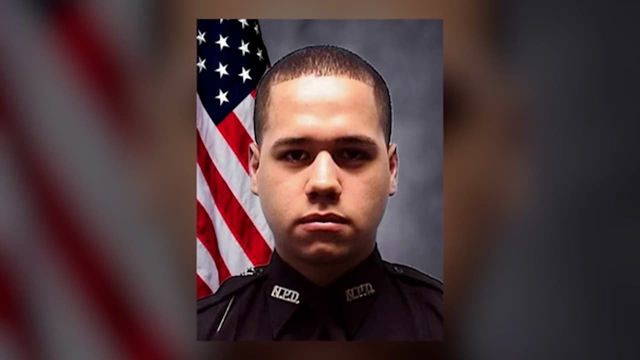 Se informó que 
<b>la Policía de Newark ascendió de forma póstuma al joven de 26 años al grado de sargento</b>.
<br>