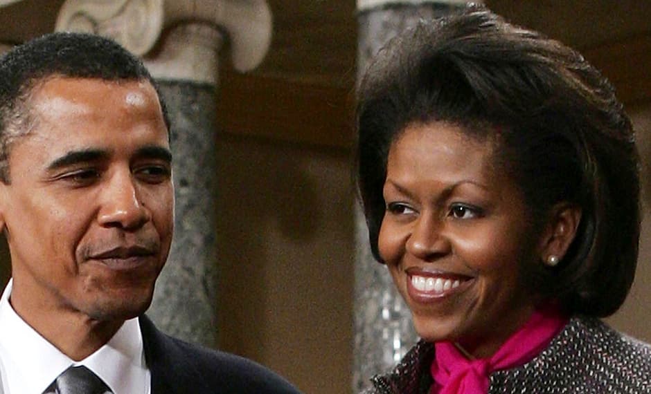 Durante 20 años Michelle fue fiel a su estilista
<a href="http://www.thehistorymakers.com/biography/michael-rahni-flowers">Michael ‘Rahni’ Flowers,</a> quien en entrevista con
<a href="http://www.thedailybeast.com/articles/2013/01/21/michelle-obama-s-hair-the-inside-story.html">The Daily Beast</a> recalcó
<b>la importancia de tener un pelo atractivo y saludable, en especial para las mujeres afroamericanas, pues requiere de cuidados especiales</b>. En 2005 Michelle Obama
<a href="http://www.cnsnews.com/news/article/obama-why-michelle-was-working-mom-316k-year-we-didnt-have-luxury-her-not-work">trabajaba</a> en la Universidad de Chicago Medical Center.
<b>Su corte de pelo tiene algunas capas en la parte frontal, por lo que crea volumen en esa zona</b>.
<br>
