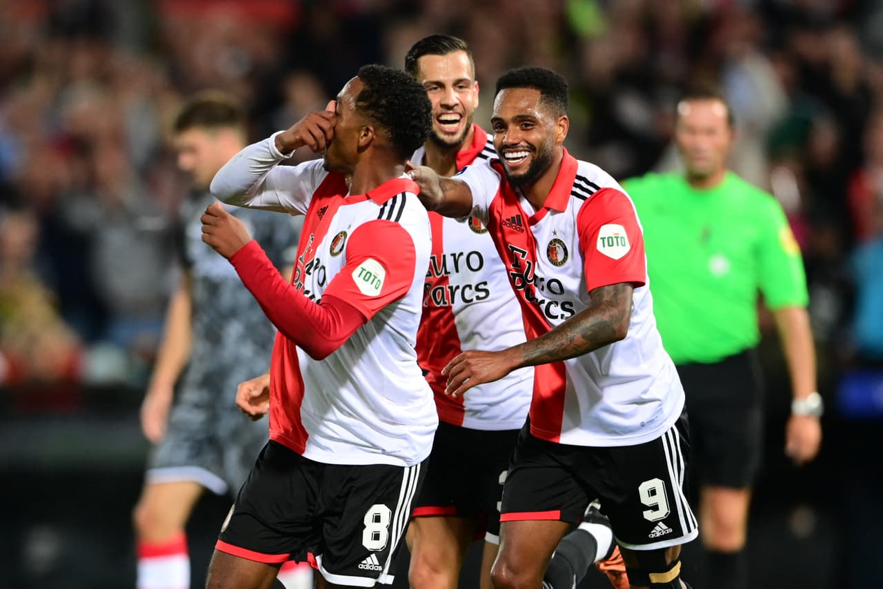 Santiago Giménez se estrenó como goleador en los Países Bajos.