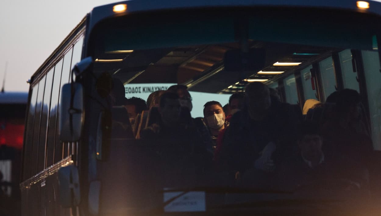 Autobús abandona migrantes en gasolinera del condado de Kankakee: chofer les dijo que era Chicago