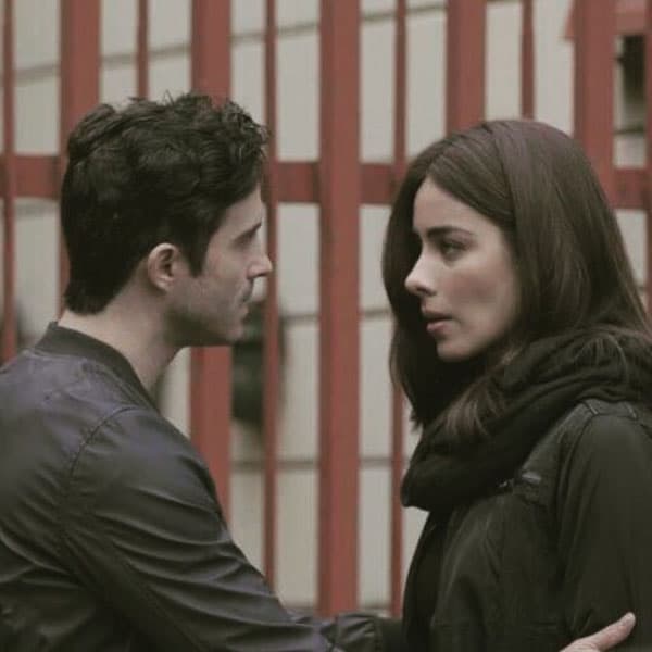 <b><a href="https://www.univision.com/entretenimiento/te-sorprendera-la-razon-por-la-que-esmeralda-pimentel-dice-adios-a-las-telenovelas">Esmeralda Pimentel</a></b> confirmó que, tal como se rumoraba, mantiene un romance con el actor 
<b><a href="https://www.univision.com/programas/novelas/soraya-y-nandito-se-reencontraron-asi-se-ve-el-elenco-de-maria-la-del-barrio-ahora-fotos">Osvaldo Benavides.</a></b>