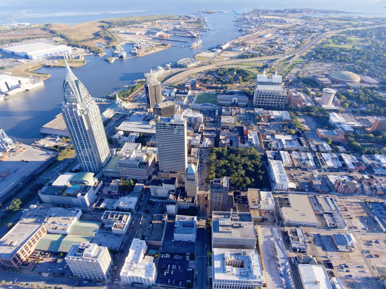 <b>Puesto 12. Alabama</b>
<br>
<br>Porcentaje de hogares que reciben cupones de alimentos: 17.9%.
<br>
<br>Total de hogares que reciben cupones de alimentos: 339,982.
<br>
<br>Beneficio promedio por hogar: 247 dólares (el puesto 19 más alto entre todos los estados). 
<br>
<br>En Alabama, las comunidades negras 
<a href="http://alabamapossible.org/2016/01/29/mind-the-meal-gap-1-in-5-alabamians-dont-have-enough-food-to-eat/"><u>se ven particularmente afectadas por la inseguridad alimentaria</u></a>. 47.6% de los hogares que 
<a href="https://www.feedingamerica.org/hunger-in-america/alabama"><u>reciben cupones alimenticios tienen niños</u></a>.