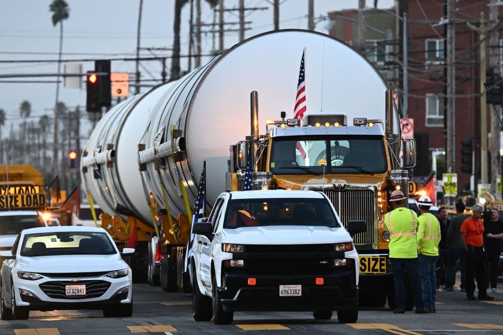 La hora oficial de llegada era a las 8:45 de la mañana. No entraron al Exposition Park hasta las 9:30 a.m., porque las fotos y el compartir con estudiantes los retrasó un poco.