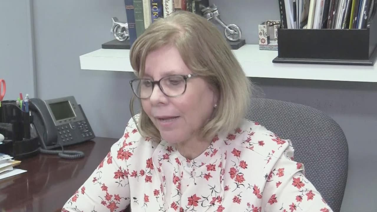 Durante una conferencia el prensa el jueves 26 de marzo, la gobernadora también anunció que la epidemióloga del estado Carmen Deseda, ya no formaba parte del Departamento de Salud. Durante la emergencia, varios legisladores
<a href="https://www.univision.com/local/puerto-rico-wlii/piden-la-renuncia-de-la-epidemiologa-del-estado">exigieron su renuncia</a> y la señalaron de
<a href="https://www.univision.com/local/puerto-rico-wlii/carmen-deseda-abandono-salud-sin-entregar-la-informacion-epidemiologica-requerida-por-el-senado-denuncia-rossana-lopez">no entregar información requerida</a> por el Senado.